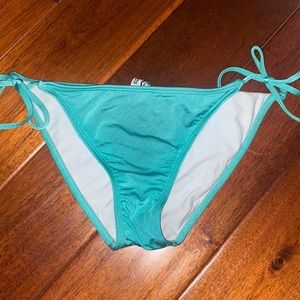 Roxy ties bikini bottoms !